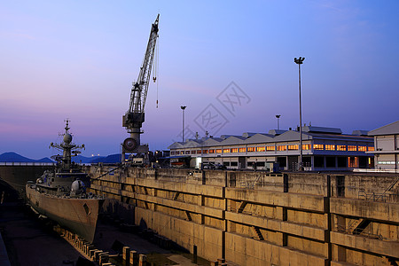 Crane靠近船坞一个覆盖的干燥码头运输造船消防抛光船体天空全景院子维修工程图片