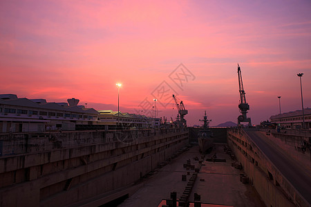 HRD 在造船厂一个覆盖的干燥码头附近图片