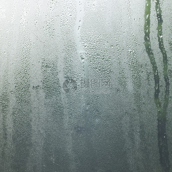 窗口中的雨水分孤独平行线蒸汽窗户滴水对角线线条宏观飞沫图片