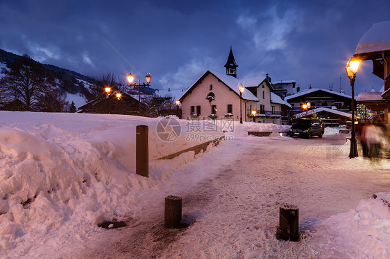 夜里法国阿尔卑斯山的大型滑雪度假胜地城市滑雪板小木屋历史文化环境路灯蓝色街道天际图片