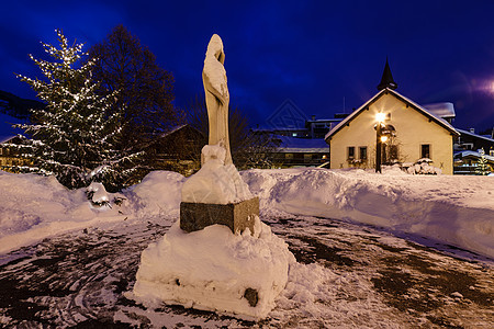夜里法国阿尔卑斯山的大型滑雪度假胜地天际市中心地标天空文化小木屋雕像正方形灯柱建筑学图片