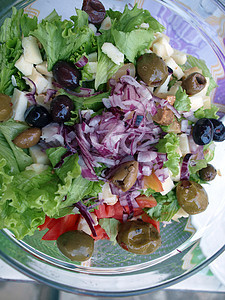 含有生菜 洋葱 黑橄榄 绿橄榄和西红柿的沙拉沙拉图片