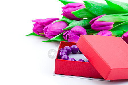 礼物盒中的手镯和孤立背景的郁金香图片