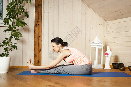 瑜伽妇女情绪呼吸训练地面沉思蓝色房间光环女性伴侣图片