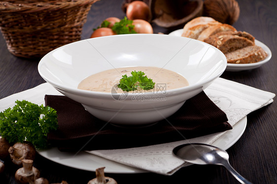 新鲜奶油鲜奶油汤加面卷面包蔬菜胡椒草本植物洋葱美食盘子烹饪饮食勺子图片