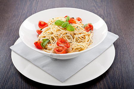 新鲜美味的意面意大利面 加西红柿和烤肉餐厅香气叶子午餐美食饮食烹饪盘子蔬菜香料图片