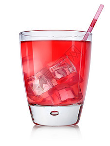 红鸡尾酒加稻草棕色苏打冰块玻璃琥珀色糖浆杯子反射白色饮料图片