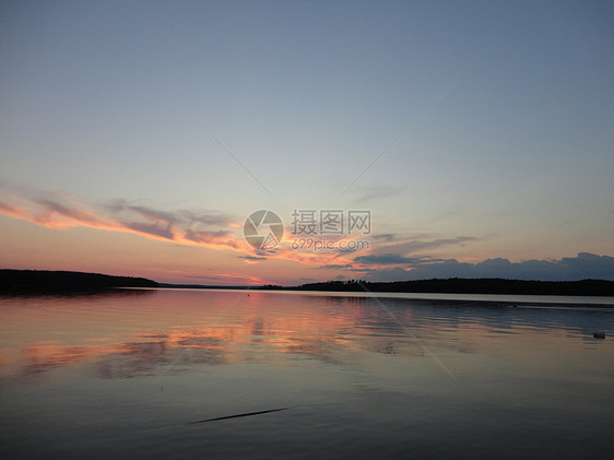 湖中日落夕阳天空反射图片