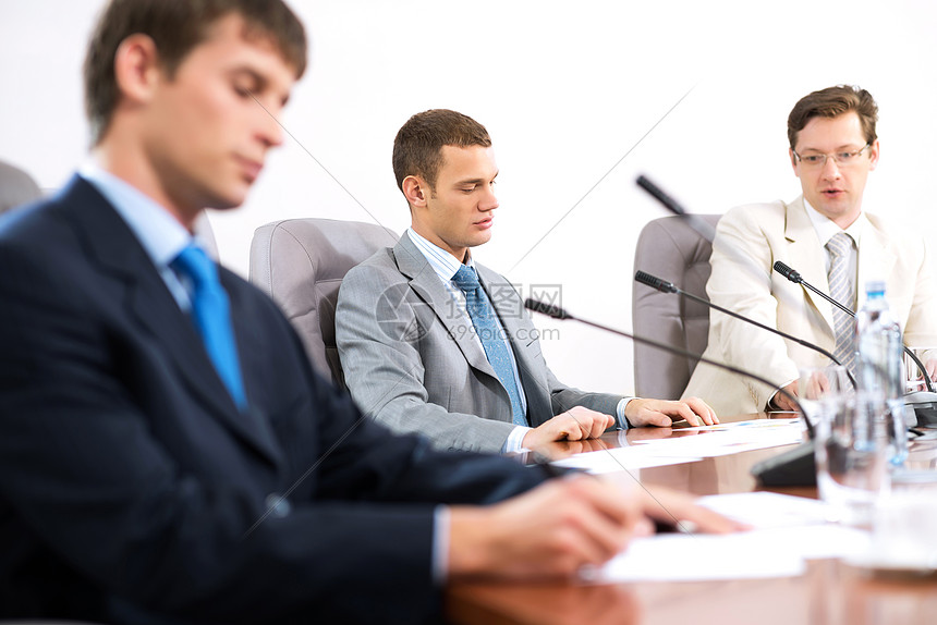 讨论波波维奇退休传闻对球队士气和管理结构的潜在影响