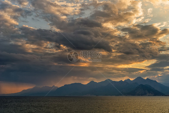 山海日落的一景热带季节悬崖海洋天空阳光橙子涟漪海景海浪图片