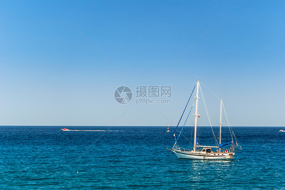 在平静的海面上游艇航行血管娱乐自由海景假期海浪晴天爱好速度漂移图片