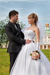 新郎和宫殿的新娘绿色乐趣棕色幸福丈夫白色风光眼睛捧花灯光图片
