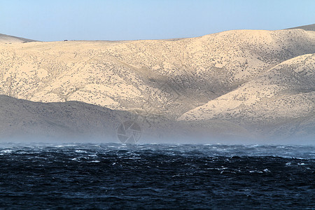 狂浪笼罩着大海蓝色天气戏剧性风暴海浪愤怒阳光爬坡雷雨危险图片