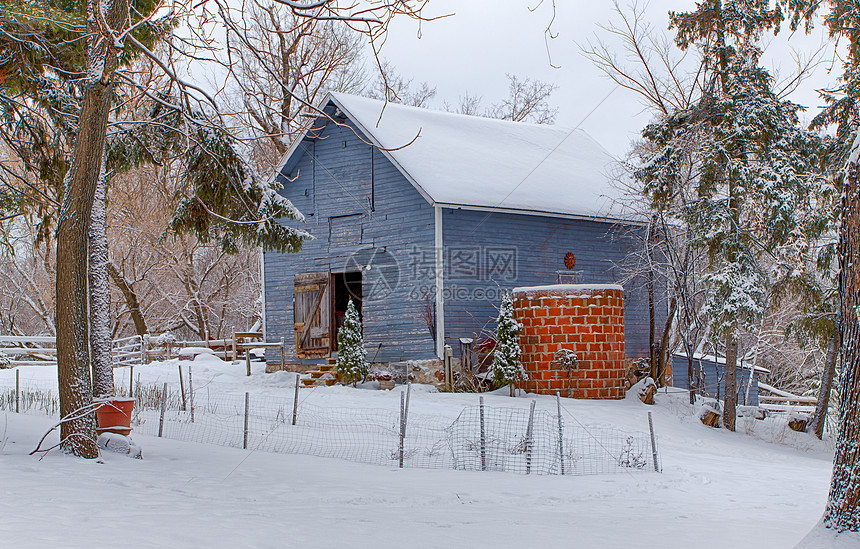 雪过后天气晴朗的仓库图片