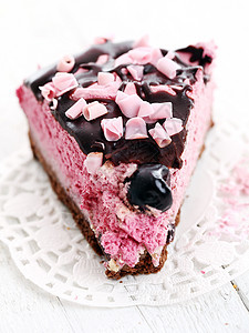 一块奶油蓝莓薄饼生日蛋糕美食食物空气馅饼木板紫色浆果海绵图片