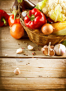 木材背景下的健康的有机植物类Wood背景食物玉米篮子烹饪购物厨房团体黄瓜沙拉桌子图片