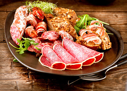香肠 各种意大利火腿 Salami和培根 肉食熏肉胡椒团体产品营养屠夫食物杂货店盘子猪肉图片