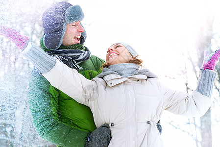 快乐的情侣在外出玩乐 白雪 冬季假期雪花拥抱乐趣妻子公园牙齿母亲微笑手套男人图片