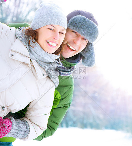 快乐的情侣在外出玩乐 白雪 冬季假期游戏微笑女孩衣服雪花家庭乐趣女士幸福牙齿图片