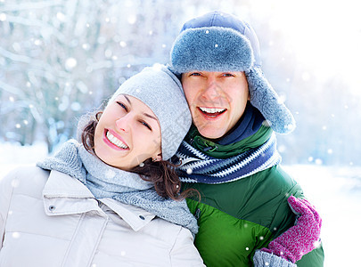 快乐的情侣在外出玩乐 白雪 冬季假期面孔丈夫乐趣微笑牙齿情绪公园母亲衣服游戏图片