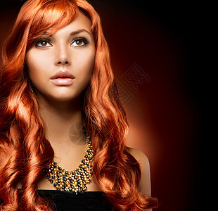 美丽女孩长红头发健康长发的肖像图片