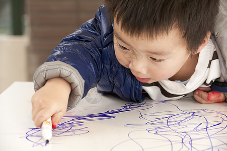 一个可爱的宝宝在桌子上画画喜悦儿子男婴游戏快乐后代活动乐趣孩子绘画图片