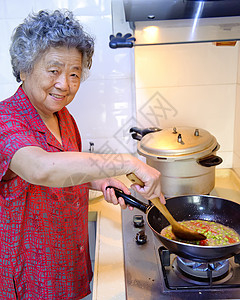 外祖母在厨房做饭感情亲热女性居住生活头发关怀享受快乐母亲图片