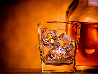 威士忌红色玻璃黄色酒精饮料瓶子岩石冰块不倒翁图片