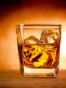 威士忌玻璃红色岩石不倒翁黄色饮料冰块图片