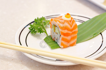 白碗上的寿司鲑鱼卷图片