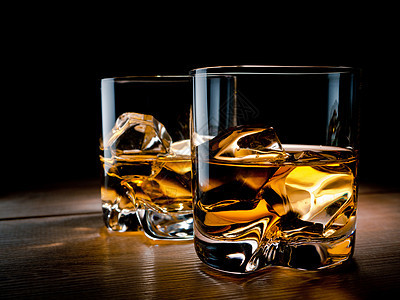 来两杯威士忌岩石液体玻璃木头酒吧不倒翁棕色水平酒精黄色图片