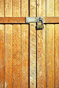 用金锁锁锁着的木门闩锁古董房子网关木材安全正方形建筑学金属木板图片
