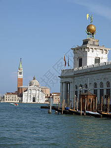 威尼斯圣乔治马吉奥雷和蓬塔Dogana的Basilica壁柱建筑学博物馆缆车汽艇美术教会吊船钟楼画廊图片