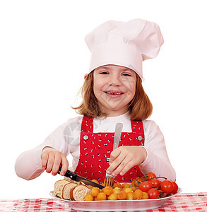 快乐的小女孩用美食做饭烹饪食物土豆微笑童年孩子午餐厨师乐趣青年图片