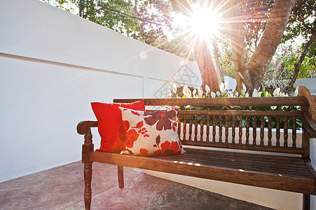 外面的庭院坐椅都长着漂亮的长凳枕头别墅木头外观后院花园休息门廊甲板家具图片