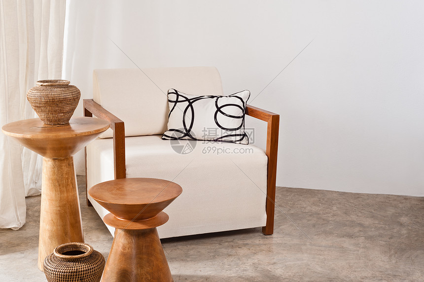 在客厅里坐着明亮的白色椅子房间桌子窗帘家具建筑学休息室木头枕头扶手椅设计师图片