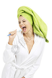 快乐的有吸引力的女人唱到牙刷毛巾卫生麦克风微笑女性娱乐黑发乐趣刷子唱歌图片