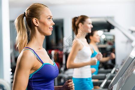 跑步机跑步妇女在运动场上奔跑幸福跑步活动健身耐力身体享受赛跑者训练健身房背景