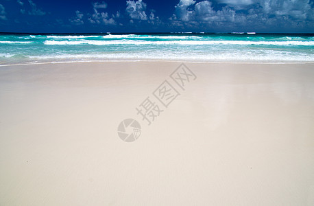 海滩沙滩晴天旅行太阳海景假期天空支撑天堂阳光海岸图片