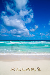 在沙滩上放松季节天空写作热带海洋旅行世界旅游海浪图片