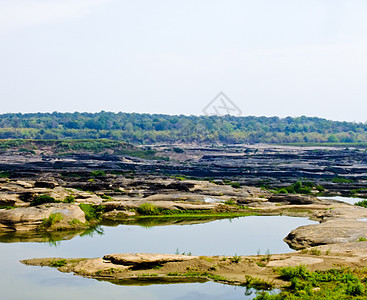 大峡谷 湄公河 Tha石头河道峡谷岩石河床蓝色天空热带游客河岸图片