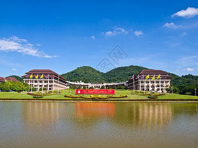 大学入口视图 泰国清莱树木衬套雕像场景平衡蓝色校园旅游阴影建筑图片