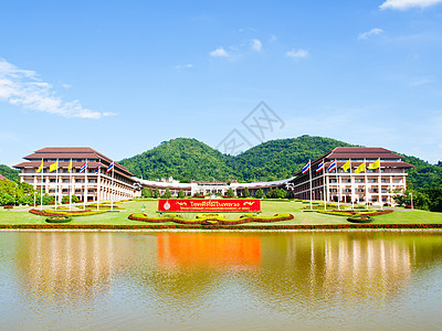 大学入口视图 泰国清莱旅游山脉窗户阴影花园建筑物衬套天空校园旗帜图片