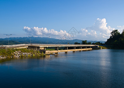 Mae Suay水库 泰国清莱小路房子宝塔农村旅游风景旅行天空蓝色灌溉图片