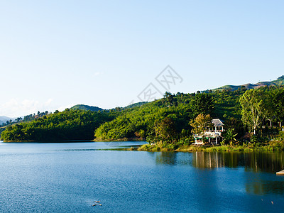 泰国清莱Mae Suay附近水库的房屋森林山景运输蓝色木头宝塔天空天气驾驶旅行图片