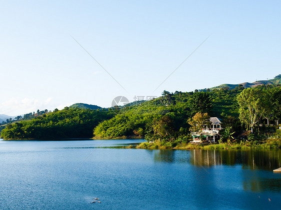 泰国清莱Mae Suay附近水库的房屋森林山景运输蓝色木头宝塔天空天气驾驶旅行图片