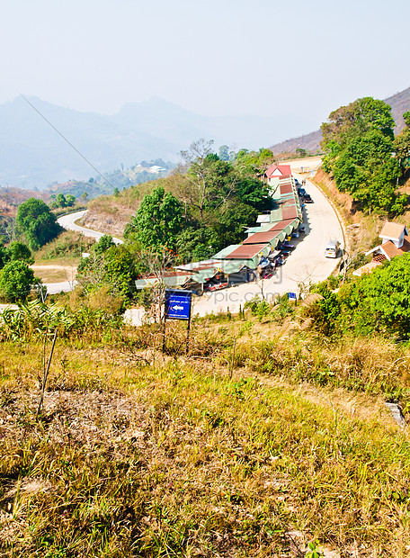 泰国清莱Phatang山路透视旅游森林路线假期驾驶小路运输天空山墙墙纸图片