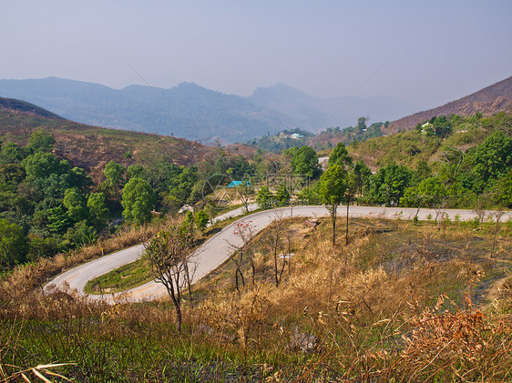 泰国清莱Phatang山路透视驾驶农村国家墙纸山墙假期木头蓝色旅游小路图片