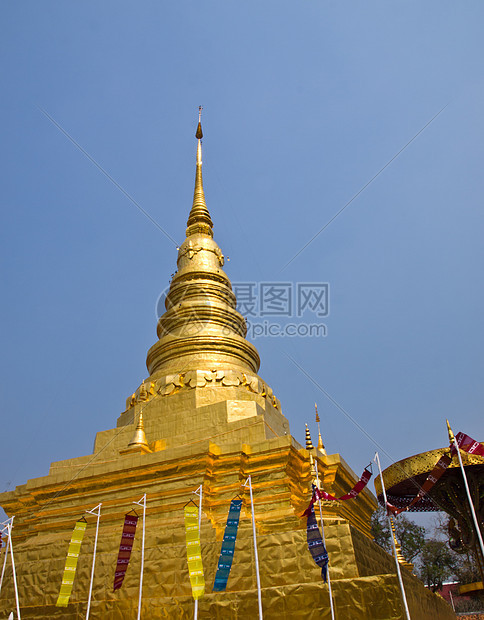 南泰国 金色的刺牙 花法雕像蓝色旗帜金子旅行佛教徒佛塔游客天空宝塔图片