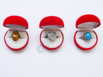 白背景孤立的圆圆圆红首饰箱钻石礼物琥珀色宝石石头女性戒指纪念日婚姻庆典图片